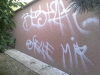 Poškození fasády graffiti (strana u silnice)